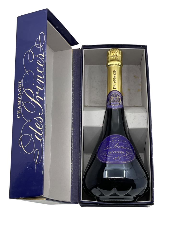 Champagne Brut Millésimé De Venoge Champagne des Princes d’Orange région Épernay international maison expédition qualité élaboration cuvée renommée emblématique renaissance hommage esprit tradition aristocratique flacon bouteille spectaculaire silhouette carafe décanter précieux format vieillissement maturité apogée dégustation grandiose assemblage complexe parfait équilibré millésime nez bouche attaque finale note arôme bouquet palais palette aromatique couleur robe reflets or clair éclatant bulle fine régulière expressif élégant pêche blanche fleurs brioche fruit ample harmonieux chair miel acacia minéralité fraîcheur