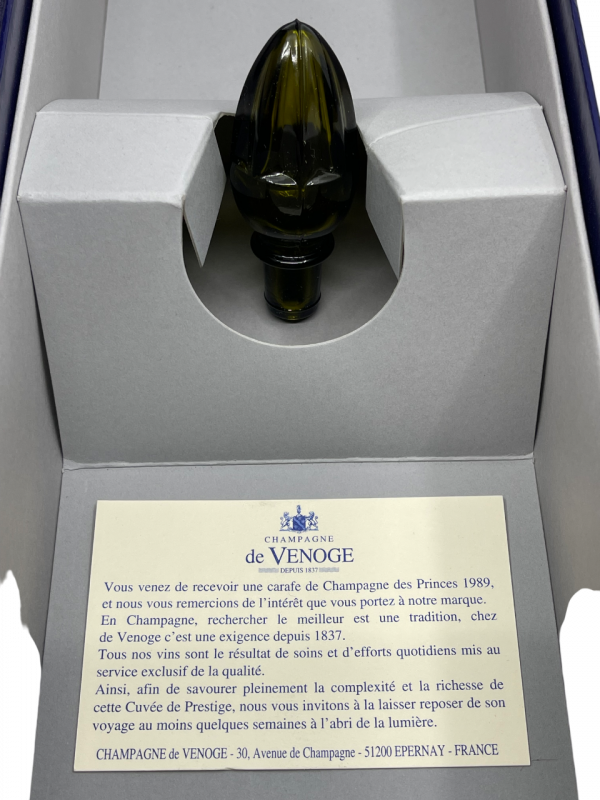 Champagne Brut Millésimé De Venoge Champagne des Princes d’Orange région Épernay international maison expédition qualité élaboration cuvée renommée emblématique renaissance hommage esprit tradition aristocratique flacon bouteille spectaculaire silhouette carafe décanter précieux format vieillissement maturité apogée dégustation grandiose assemblage complexe parfait équilibré millésime nez bouche attaque finale note arôme bouquet palais palette aromatique couleur robe reflets or clair éclatant bulle fine régulière expressif élégant pêche blanche fleurs brioche fruit ample harmonieux chair miel acacia minéralité fraîcheur