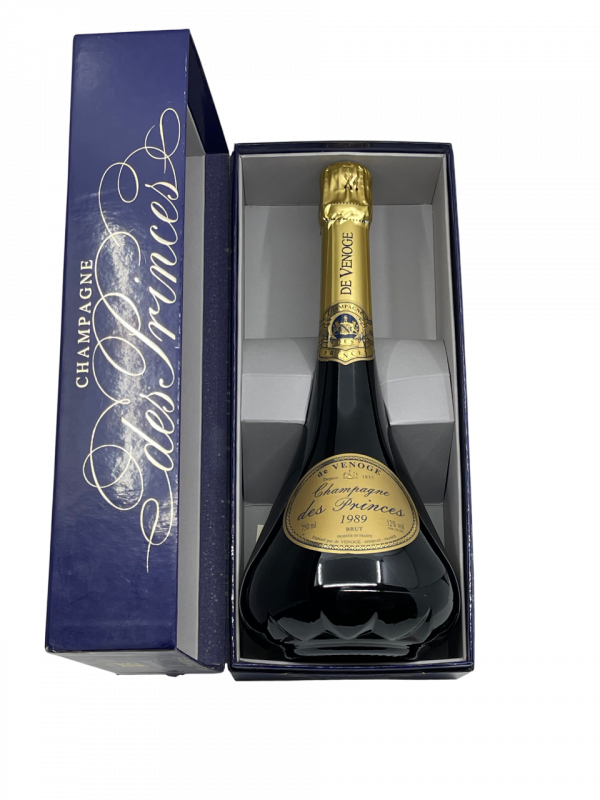Champagne Brut Millésimé De Venoge Champagne des Princes d’Orange région Épernay international maison expédition qualité élaboration cuvée renommée emblématique renaissance hommage esprit tradition aristocratique flacon bouteille spectaculaire silhouette carafe décanter précieux format vieillissement maturité apogée dégustation grandiose assemblage complexe parfait équilibré millésime nez bouche attaque finale note arôme bouquet palais palette aromatique couleur robe reflets or clair éclatant bulle fine régulière expressif élégant pêche blanche fleurs brioche fruit ample harmonieux chair miel acacia minéralité fraîcheur