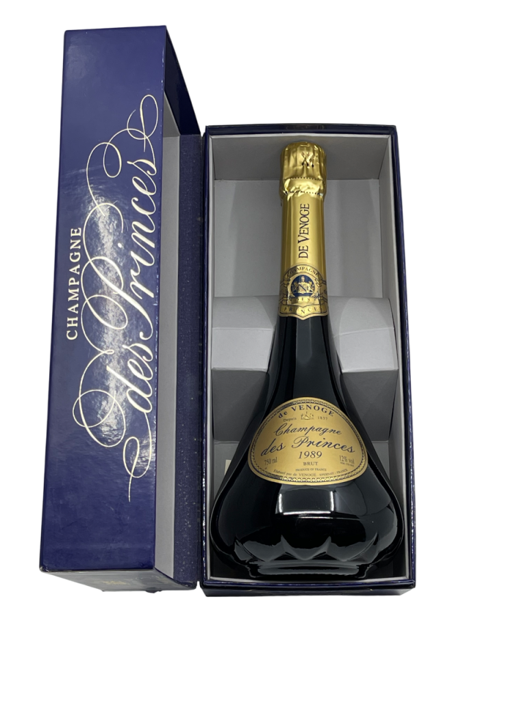 Champagne Brut Millésimé De Venoge Champagne des Princes d’Orange région Épernay international maison expédition qualité élaboration cuvée renommée emblématique renaissance hommage esprit tradition aristocratique flacon bouteille spectaculaire silhouette carafe décanter précieux format vieillissement maturité apogée dégustation grandiose assemblage complexe parfait équilibré millésime nez bouche attaque finale note arôme bouquet palais palette aromatique couleur robe reflets or clair éclatant bulle fine régulière expressif élégant pêche blanche fleurs brioche fruit ample harmonieux chair miel acacia minéralité fraîcheur